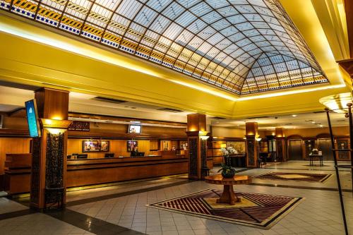 een lobby van een hotel met een glazen plafond bij The Aquincum Hotel Budapest in Boedapest