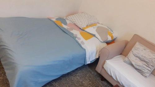 une chambre avec un lit et un canapé dans l'établissement Studio à Paris 20eme, à Paris