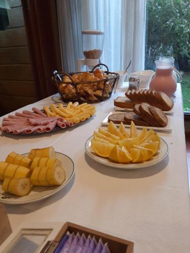 un tavolo con tre piatti di cibo sopra di Hotel Perugia a Necochea