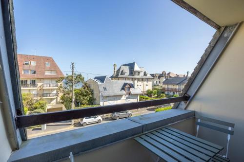 - une vue depuis la fenêtre d'une rue de la ville dans l'établissement Duplex Les Mouettes - Welkeys, à Cabourg
