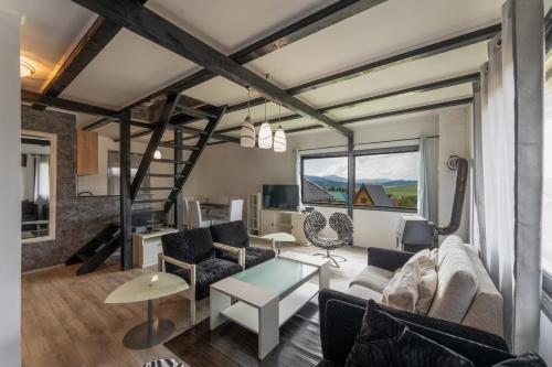 un soggiorno con un divano e un tavolo di Vila Deniri a Zlatibor