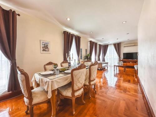 a dining room with a table and chairs at Chez Moi Bangkok Private Executive Residence Sukhumvit 26 in Khlong Toei