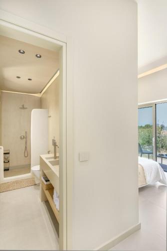 New Beachfront Mesogaia Villa with Heated Pool, Jacuzzi & Playroom, 60m from the beachにあるバスルーム