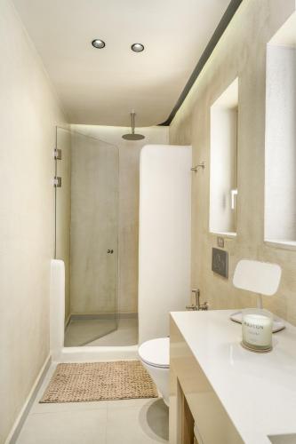 New Beachfront Mesogaia Villa with Heated Pool, Jacuzzi & Playroom, 60m from the beachにあるバスルーム
