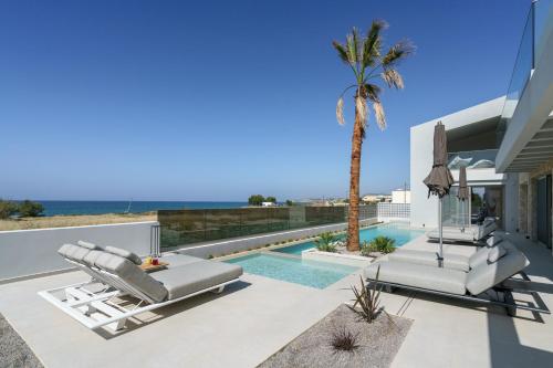 New Beachfront Mesogaia Villa with Heated Pool, Jacuzzi & Playroom, 60m from the beachの敷地内または近くにあるプール