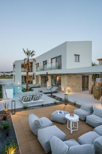 New Beachfront Mesogaia Villa with Heated Pool, Jacuzzi & Playroom, 60m from the beachの敷地内または近くにあるプール
