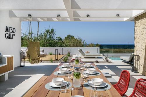 New Beachfront Mesogaia Villa with Heated Pool, Jacuzzi & Playroom, 60m from the beachにあるシーティングエリア