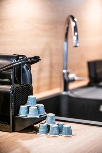 Il comprend une cuisine équipée d'un grille-pain et d'un évier. dans l'établissement Apartment Dolmen Les Gets - by EMERALD STAY, aux Gets