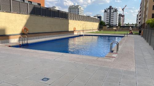 ein Schwimmbad mitten in einer Stadt in der Unterkunft APARTAMENTO LUXURY in Madrid