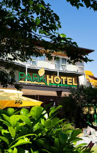 a park hotel sign in front of a building at Parkhotel an der Therme in Bad Krozingen