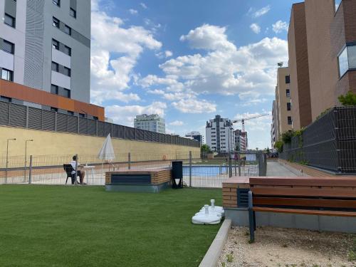 eine Person, die auf einer Bank in einem Park sitzt in der Unterkunft APARTAMENTO LUXURY in Madrid