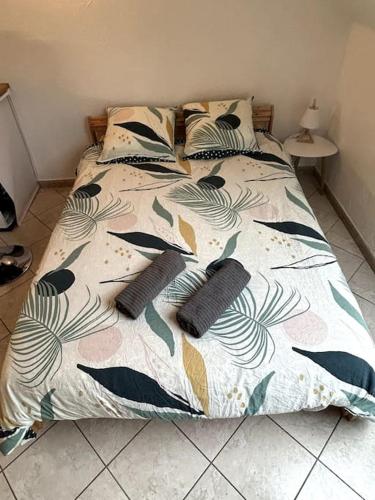 Un ou plusieurs lits dans un hébergement de l'établissement Le Mirande Studio indépendant dans maison