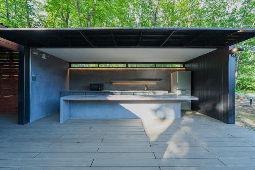 a kitchen with a sink and a counter top at 森deワーケなすっぽ 木の温もりとホテルライクな佇まい 森のバレルサウナ in Nasu-yumoto