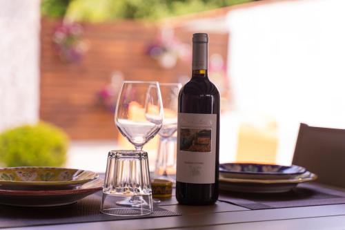 a bottle of wine and a glass on a table at Greenlove in Agerola