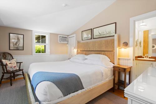 Giường trong phòng chung tại Carlisle House Inn