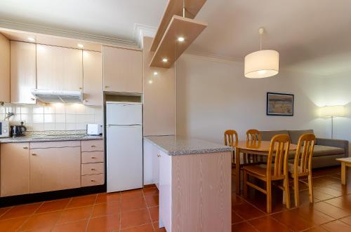 Η κουζίνα ή μικρή κουζίνα στο TURIM Estrela do Vau Hotel