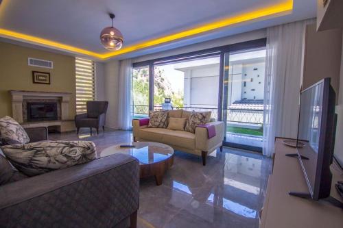 Televisyen dan/atau pusat hiburan di Sea Front Villa with Panoramic View C Blok