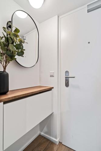 un miroir sur un mur à côté d'une porte dans l'établissement Serene Haven on Rue du Nord, à Luxembourg