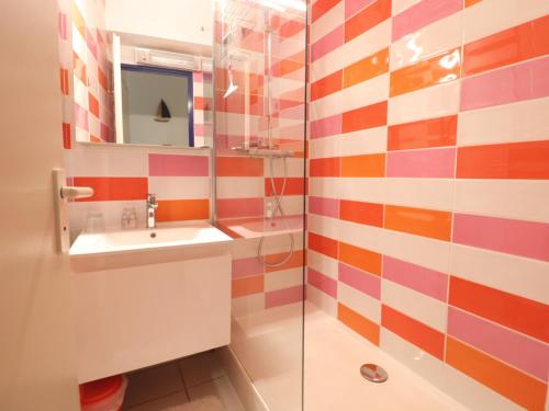 une salle de bain avec un lavabo et une douche dans l'établissement Charmant T2 avec loggia, wifi, parking, proche plage - FR-1-472A-197, à Sète