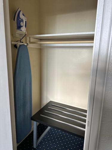 a bunk bed with a bench in a room at Inn at Lebanon - Hershey & Manheim area in Lebanon