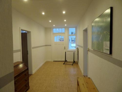 an empty hallway with a table and a window at Bürgermeisterwohnung Altesrathaus in Wildemann