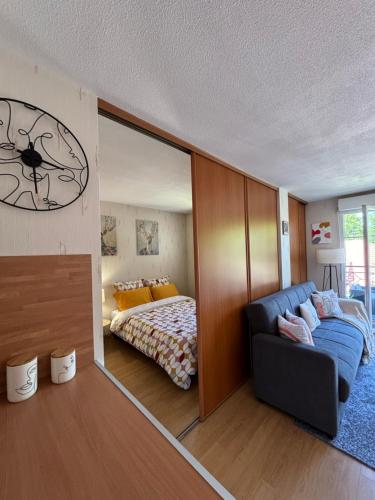 - une chambre avec un lit et une grande horloge sur le mur dans l'établissement Charme & Confort T2 Lumineux entre Paris and Disney, à Villiers-sur-Marne