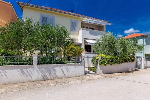 Olive three bedroom apartment