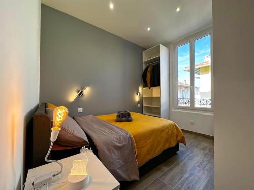 une chambre avec un lit et une grande fenêtre dans l'établissement Chic Renovated 2 Bedroom entire apartment or only Private Rooms in Liberation in Nice with Garage on demand, AC, Wi-Fi and Tram Access, à Nice