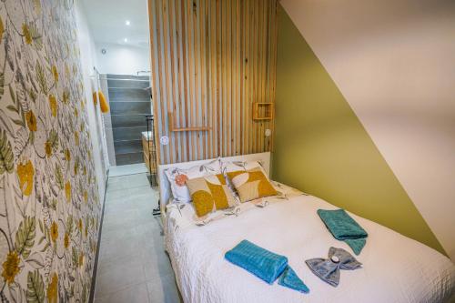 une chambre avec un lit avec des serviettes dessus dans l'établissement Villa La Précieuse en front de mer, à Woignarue