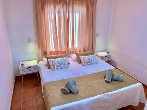 En eller flere senge i et værelse på Bungalow Caserio 48 by SunHousesCanarias