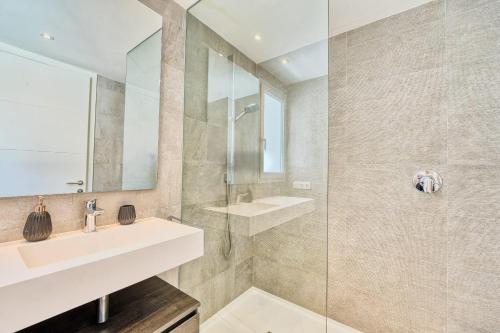 łazienka z umywalką i przeszkloną kabiną prysznicową w obiekcie 2288 new modern penthouse with privat pool w mieście Estepona