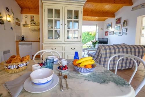 - une cuisine avec une table et un bouquet de nourriture dans l'établissement Appartment with courtyard and garden 300 m from the port and from the beach, à Saint-Martin-de-Ré