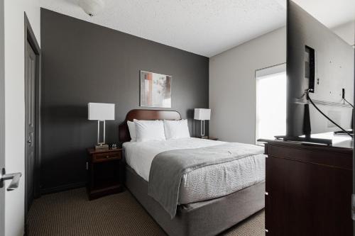 Postel nebo postele na pokoji v ubytování Premier Residence - Fort McMurray