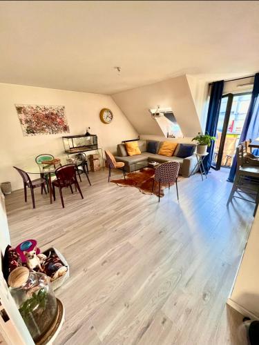 un salon avec un canapé et une table dans l'établissement Apt central entre stade de France et villette, à Aubervilliers