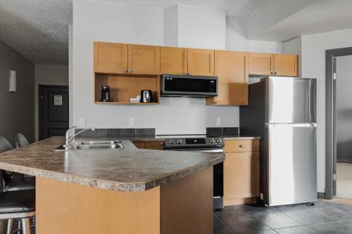 Kuchyň nebo kuchyňský kout v ubytování Premier Residence - Fort McMurray