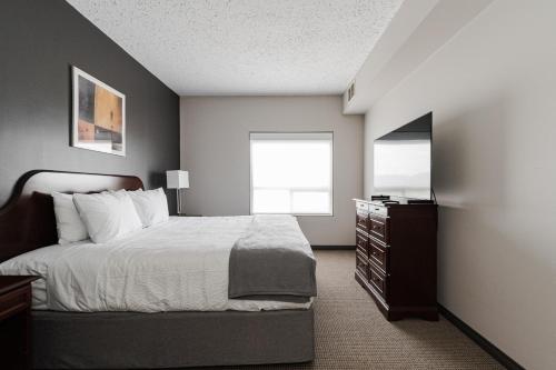 Postel nebo postele na pokoji v ubytování Premier Residence - Fort McMurray