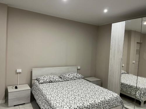 a bedroom with a bed and a mirror at AFFITTACAMERE Self check-in Francesca Vecchia in Pontirolo Nuovo