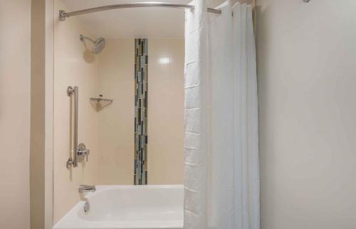 bagno con doccia e tenda bianca di Extended Stay America Premier Suites - Cleveland - Independence a Independence