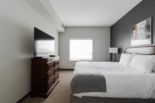 Postel nebo postele na pokoji v ubytování Premier Residence - Fort McMurray