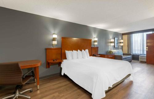 獨立市的住宿－Extended Stay America Premier Suites - Cleveland - Independence，卧室配有一张白色大床和一张书桌