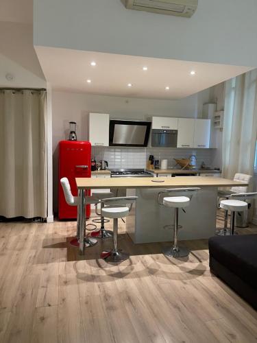 une cuisine avec une table et des chaises dans une pièce dans l'établissement Coeur de ville AVIGNON, à Avignon