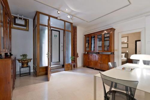 Luxurious home of the antiquarian at Spanish Steps