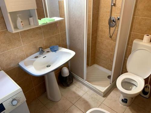 a bathroom with a sink and a shower with a toilet at Cà du Brenta Casa nel cuore della Liguria in Chiusavecchia