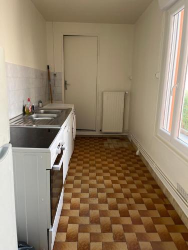 une cuisine avec un évier et un plan de travail dans l'établissement Mozafar, au Mans