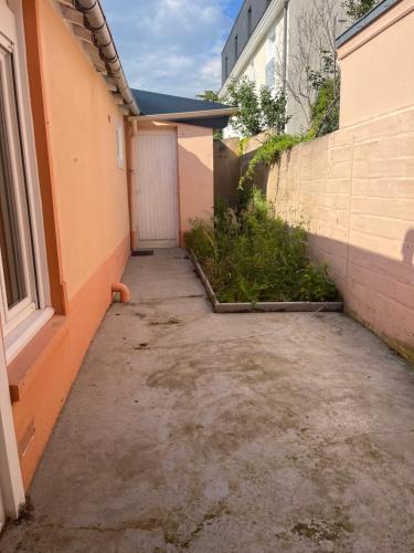 une allée vide avec un bâtiment et une porte dans l'établissement Mozafar, au Mans