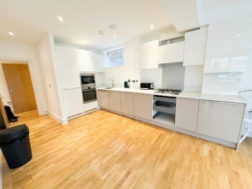 Cuisine ou kitchenette dans l'établissement The grange apartment