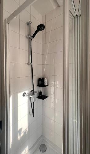 une douche avec pommeau de douche dans une salle de bain dans l'établissement APPARTEMENT PARIS 11 Quartier Saint Maur, Oberkampf, à Paris