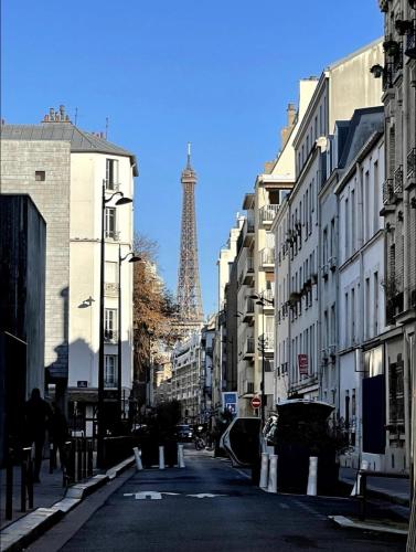 une rue de la ville avec la tour eiffel en arrière-plan dans l'établissement Eiffel Tour Cosy Jade, à Paris