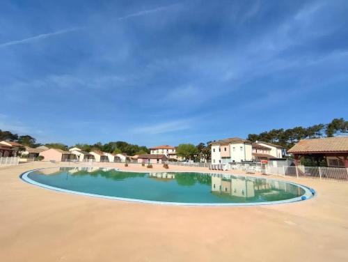 Maison charmante à Soustons avec piscine et jardin