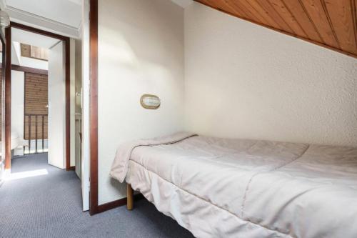 - une chambre avec un lit blanc et un plafond en bois dans l'établissement Résidence Port du Crouesty - maeva Home - Appartement 2 pièces 7 personnes - Confort MAE-9454, à Arzon